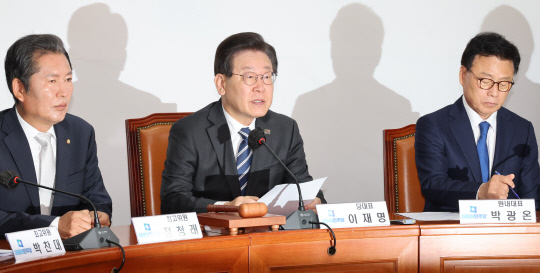 이재명 더불어민주당 대표가 31일 국회 당 사무실에서 최고위원회의를 하고 있다. 연합뉴스.